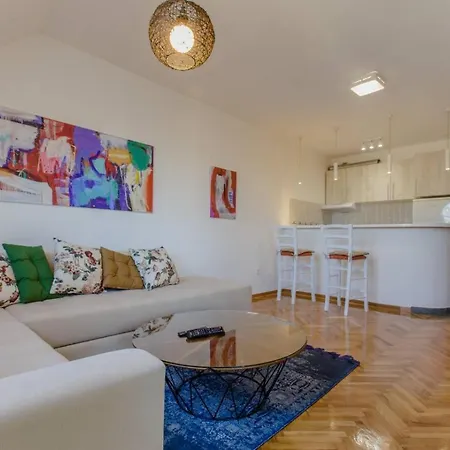 Old Town Beauty With Great View Apartamento